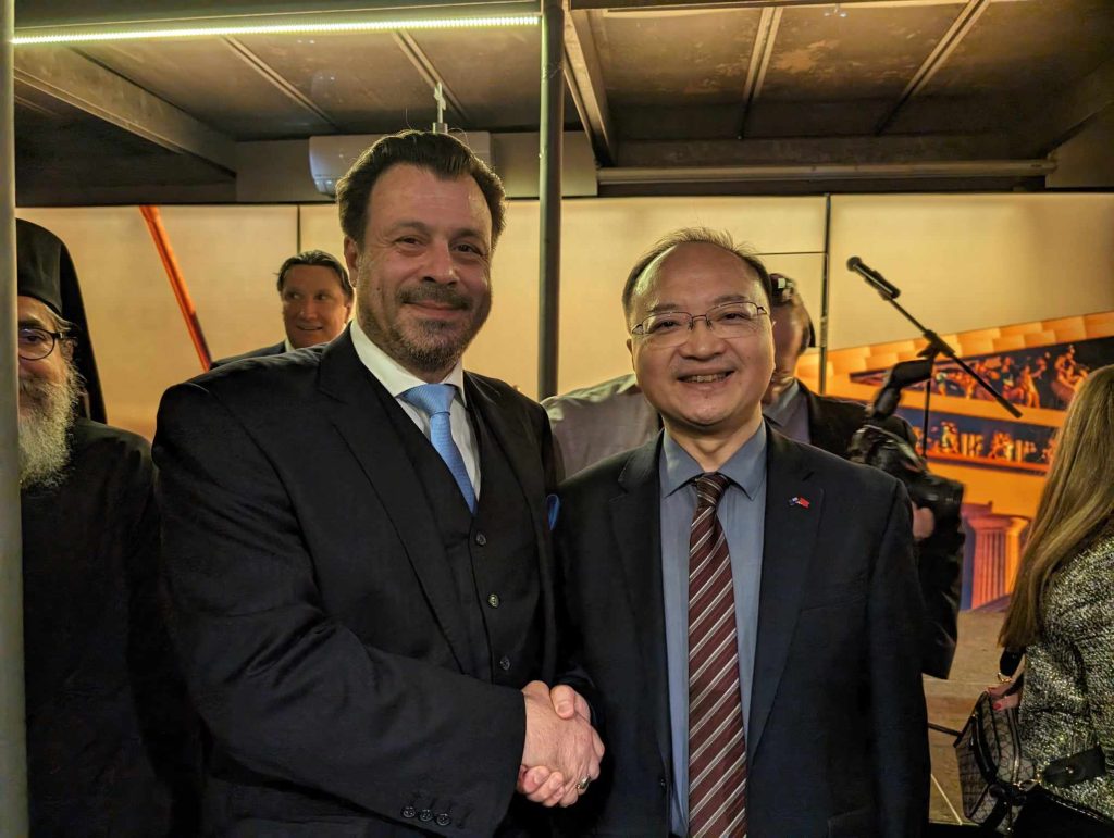 Greek Consul General Emmanuel Kakavelakis and his Chinese counterpart, Xinwen Fang.