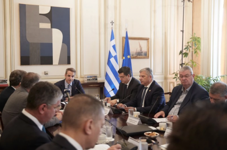 Prime Minister Mitsotakis calls for solidarity between Greek regional leaders on refugee crisis