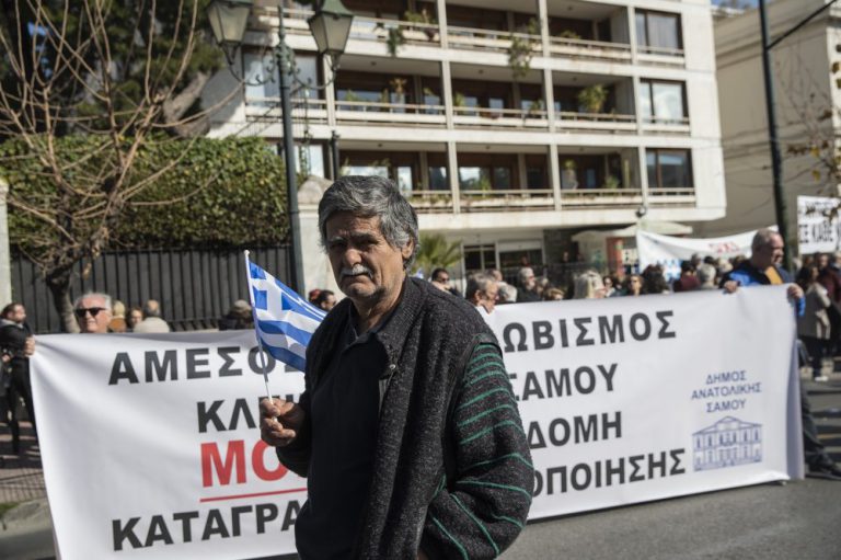 Mayors and residents stage protest in Athens for revised migrant detention plan