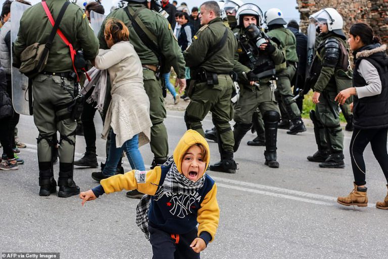 Over 2000 migrants participate in mass-protest against deportations on Lesvos