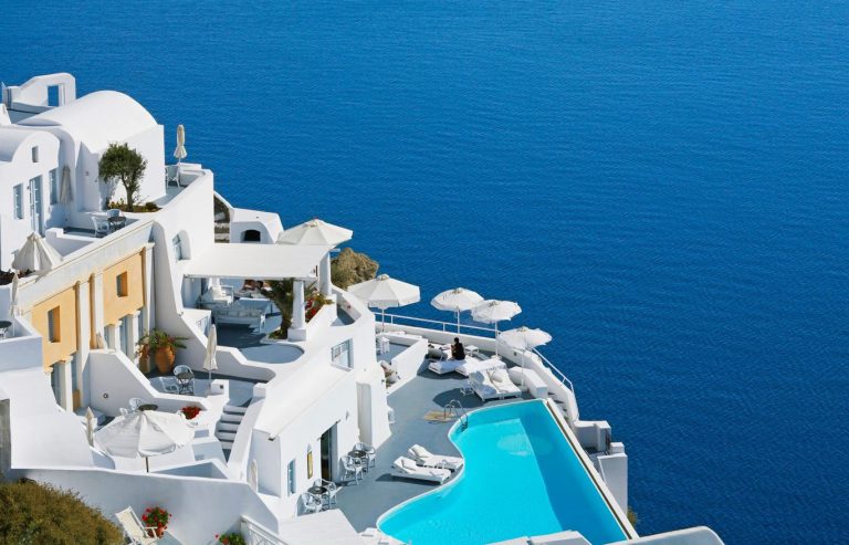 Up to 65 percent of Greek hotels face bankruptcy, new report warns