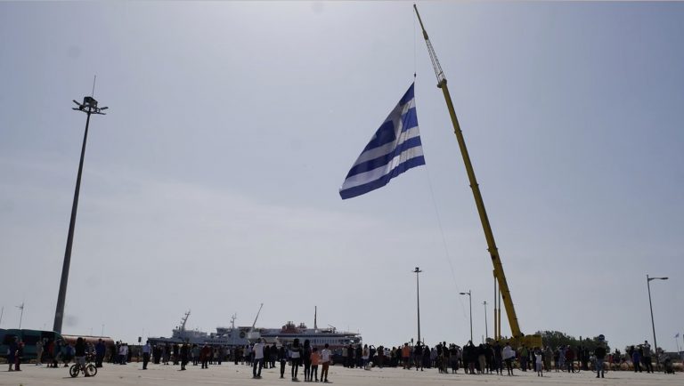 ‘Largest Greek flag ever’ hoisted to honour liberation of Alexandroupoli [VIDEO]