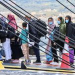 migrants-walking-to-ship