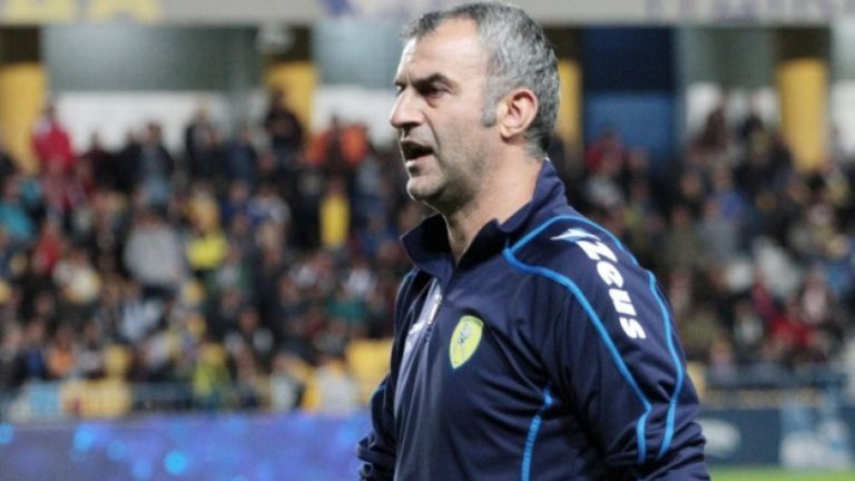 Traianos Dellas reportedly given 24-hour deadline to accept offer as next Melbourne Victory coach
