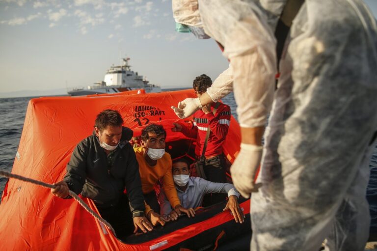 Migrants accuse Greece of pushing them back out to sea