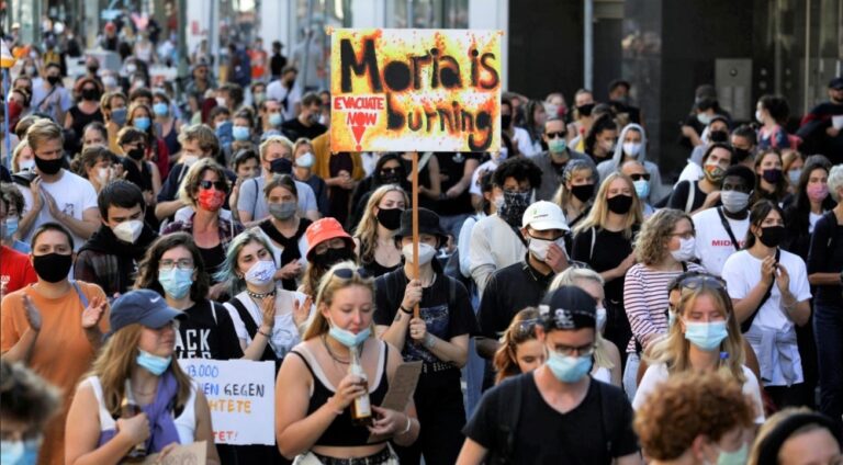 Thousands march in Berlin in support of refugees in Greece