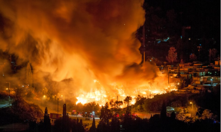 Huge fire breaks out in Samos refugee camp