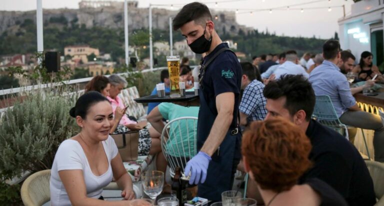 42 percent of Greeks say they will get the Covid-19 jab, survey shows