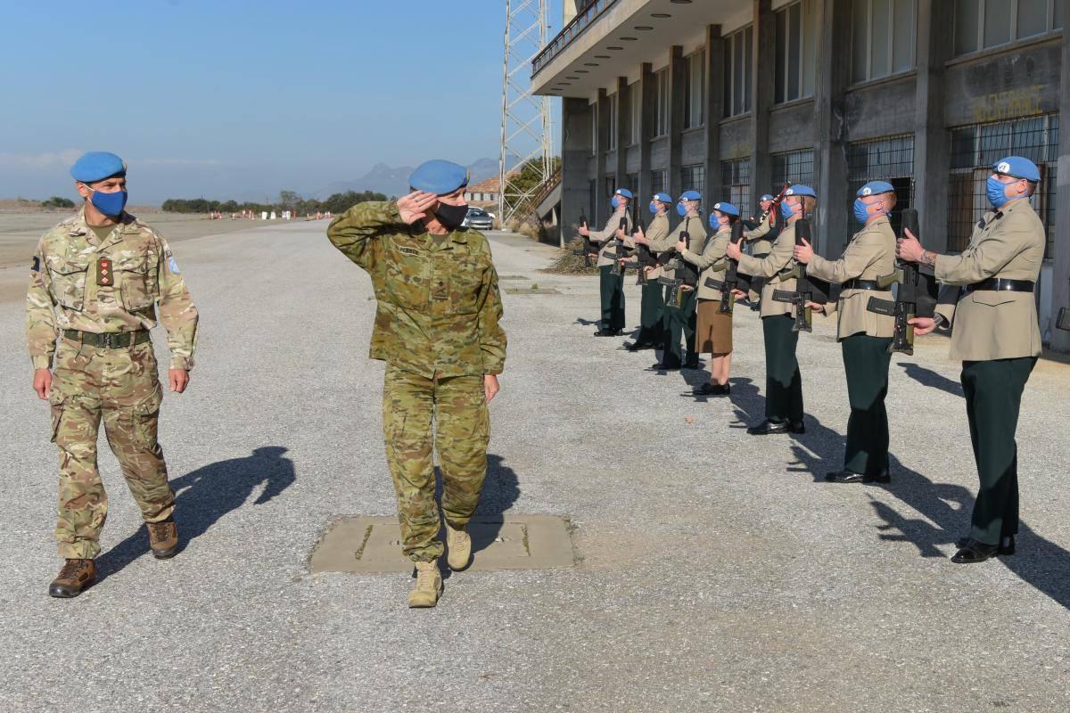 Ο στρατηγός Πιρς υπογράφει τον όρο ως πρώτος Αυστραλός διοικητής της ειρηνευτικής δύναμης του ΟΗΕ στην Κύπρο