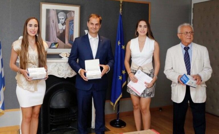 Meet the two Greek twins awarded the title of ‘Greek Tourism Ambassadors’ in China