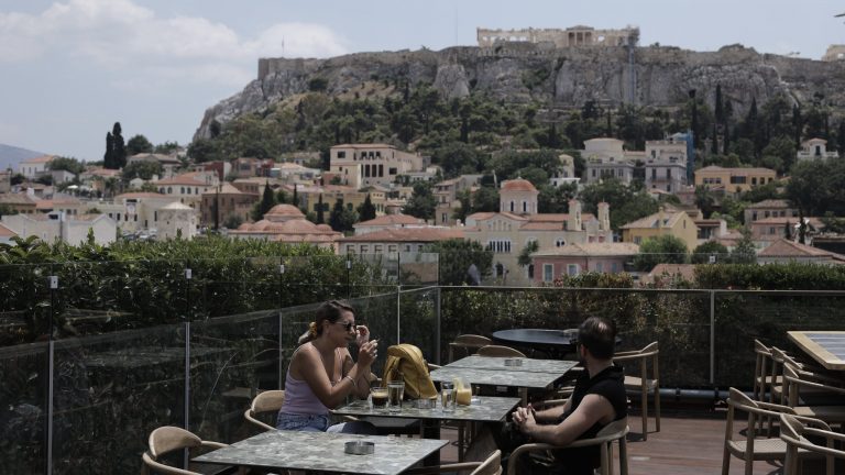 Greece extends mandatory regular COVID testing for all unvaccinated tourism and restaurant staff
