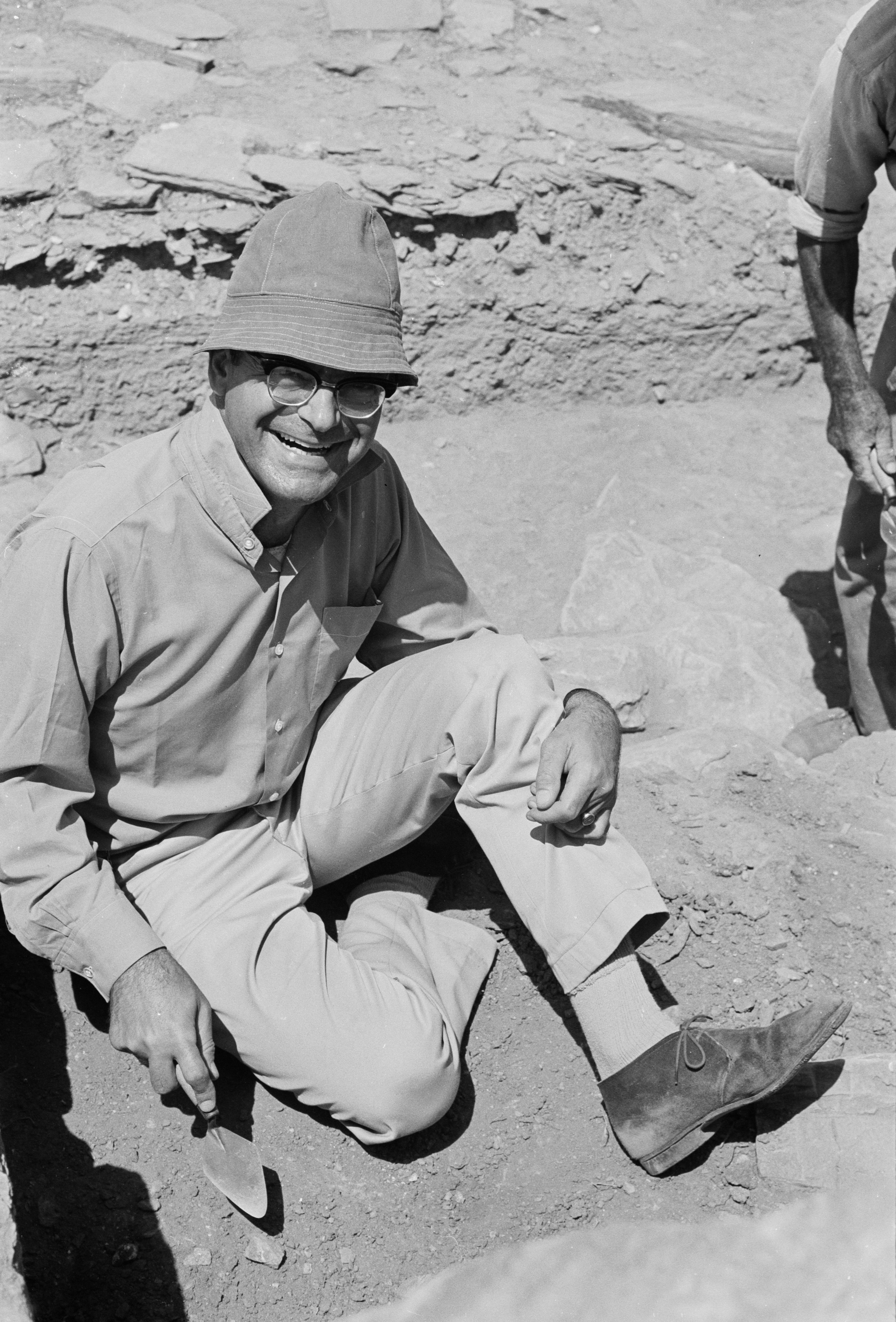 MUST-USE-Professor-Cambitoglou-excavating-in-Zagora-Andros-1971.