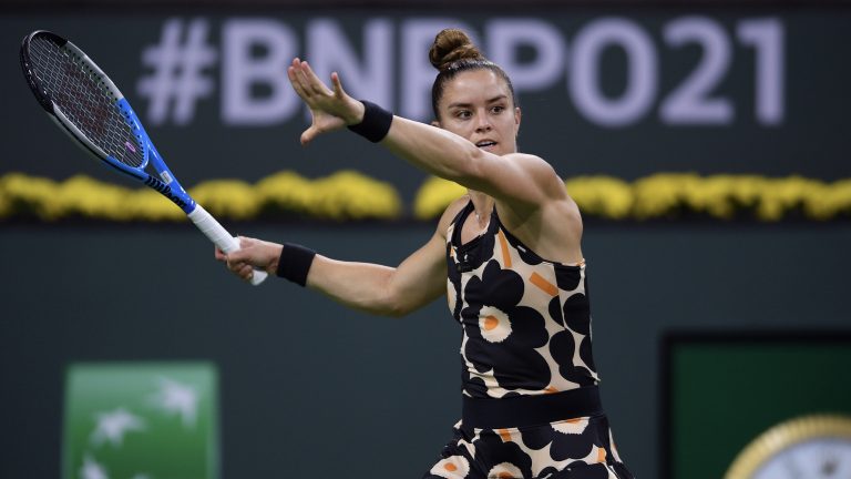 Maria Sakkari beats Iga Swiatek in WTA Finals debut