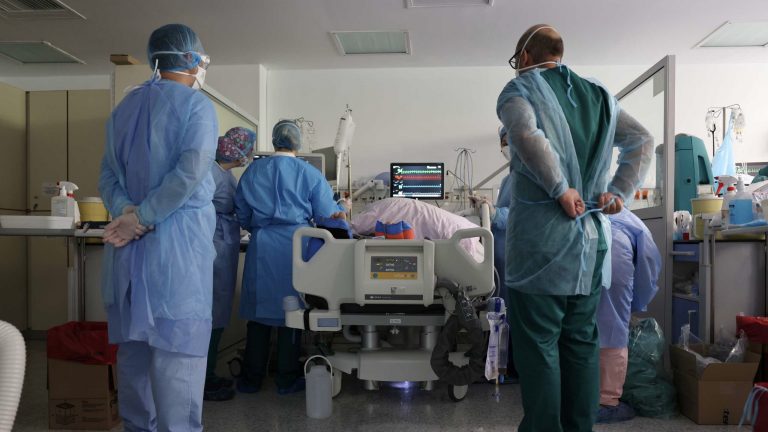 Greece imposes further restrictions on unvaccinated