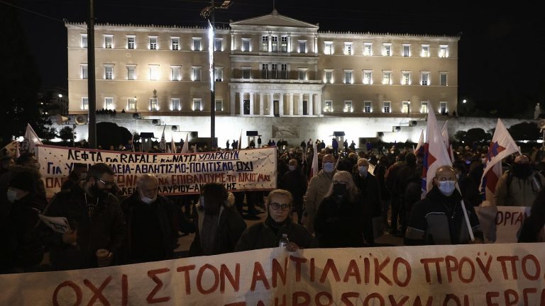 Greece: Unions protest against budget constrained by pandemic costs