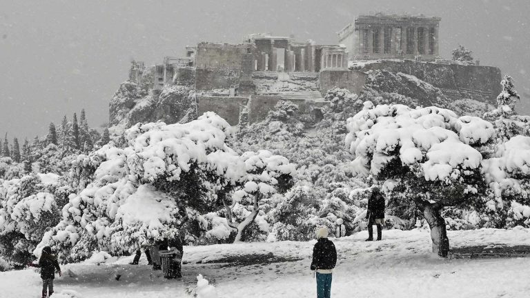 Greece’s holiday season to go uninterrupted as health minister rules out more lockdowns