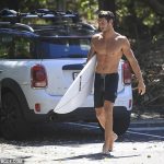 52871571-10397371-Looking_good_Love_Island_star_Elias_Chigros_showed_off_his_muscu-a-10_1642057589512