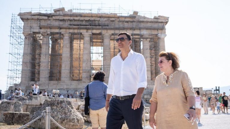 Tourists flood to Greece with over 16,000 visitors at the Acropolis daily