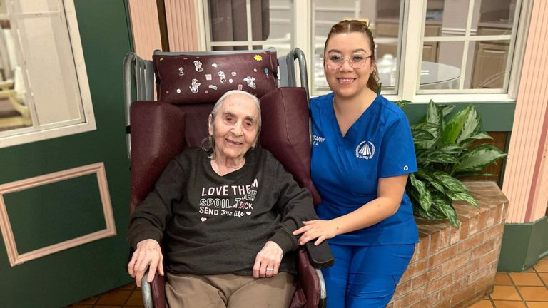 American nurse learns Greek to communicate with her elderly patient