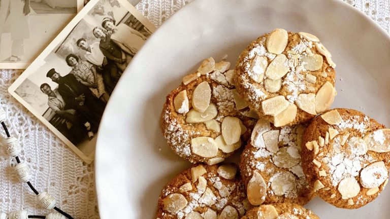Greek almond biscuit recipe (Amygdalota)