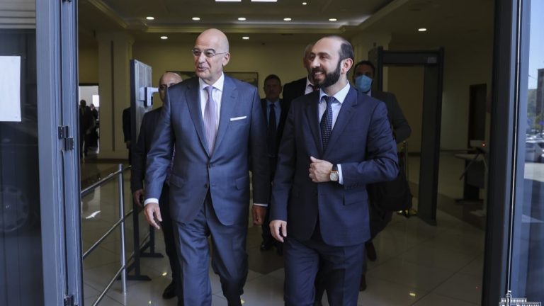 Greek Foreign Minister meets with Armenian counterpart in Yerevan