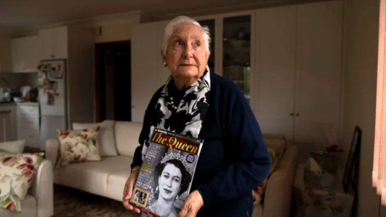 ‘She looked at me and smiled’: Greek Australians remember Queen Elizabeth II