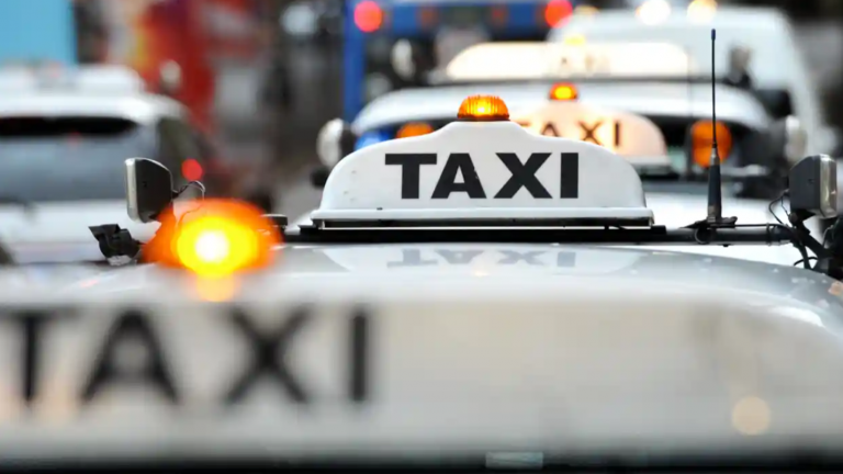 NSW taxi licence owners hold protest in Sydney against proposed assistance package