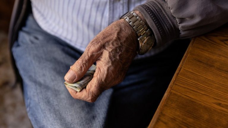 Rising inflation taking larger chunk out of Greek retirees’ pensions