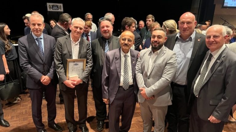 Michael Samaras awarded Kristallnacht-themed medallion by Jewish community in NSW