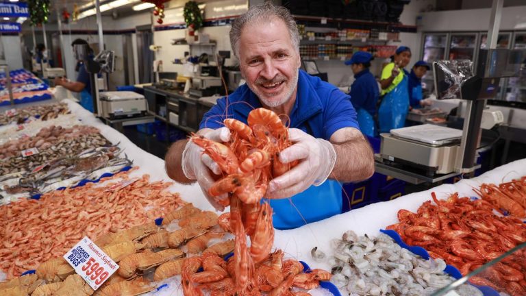 Hundreds flock to Sydney’s Fish Market to grab seafood ahead of Christmas