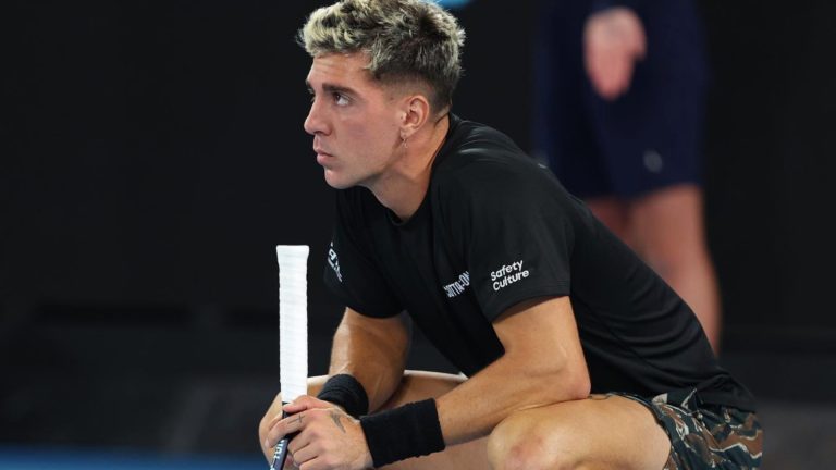 Murray defeats Kokkinakis in second-latest match in Australian Open history