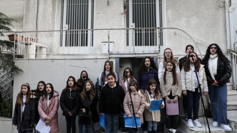 Greeks sing Mikis Theodorakis songs in solidarity with Turkey and Syria