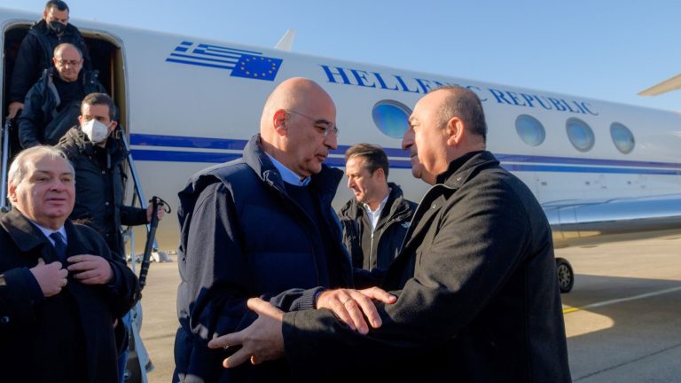 Greece’s Foreign Minister visits earthquake-stricken areas of Turkey