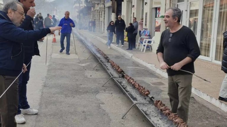 Greek city cooks world’s longest kontosouvli for Apokries