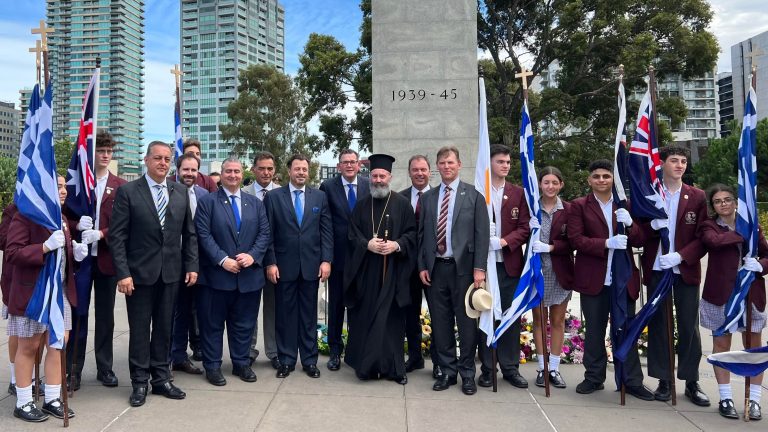 Victorian Premier praises Greeks at Shrine of Remembrance but few present