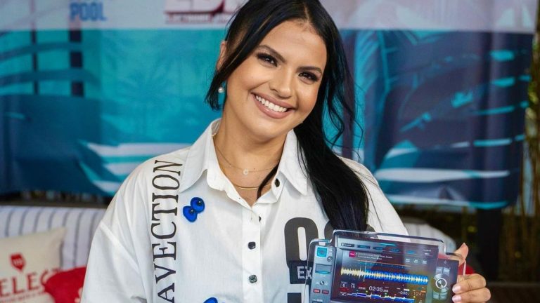 Greek Australian singer VASSY wins Icon Award in the US