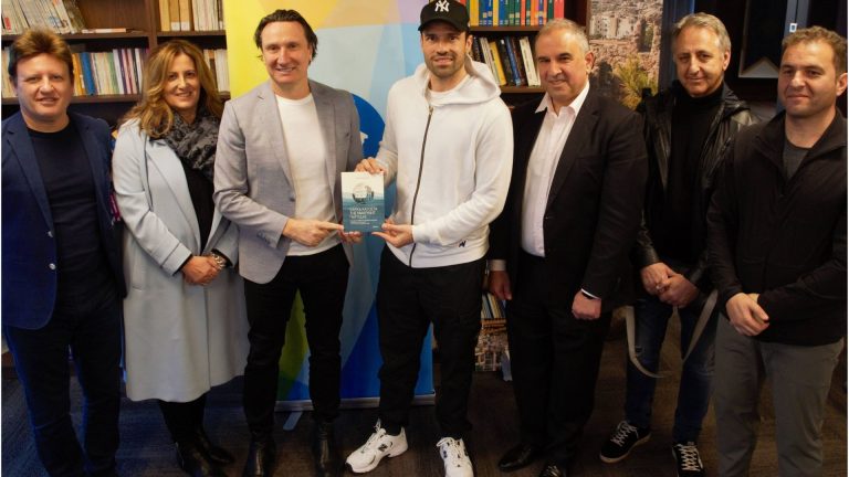 Singer Konstantinos Argiros visits the Greek Centre in Melbourne