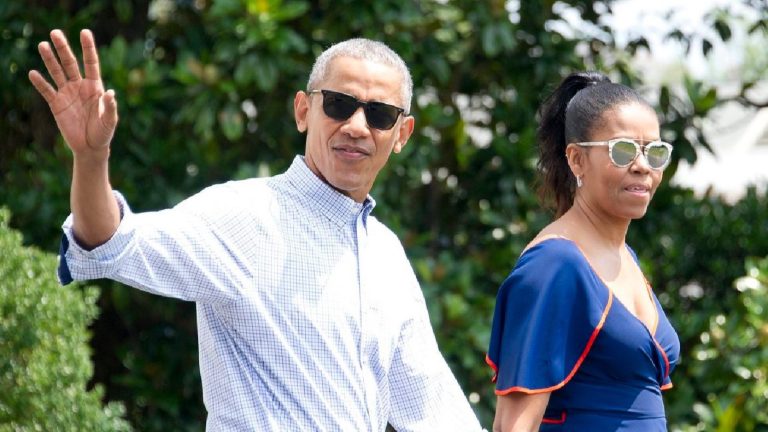 Obama couple enjoy getaway on Greek island of Antiparos
