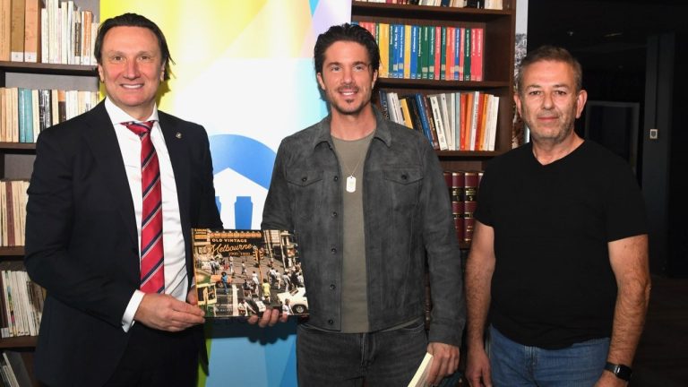 Nikos Oikonomopoulos arrives in Melbourne and tours the Greek Centre