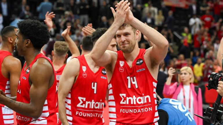 Olympiacos crowned back-to-back Greek basketball league champions