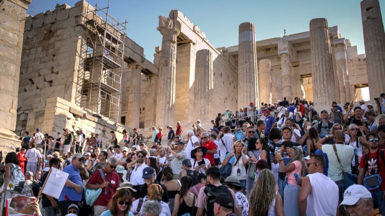 Greece to set up ‘visitor zones’ at Acropolis to tackle long queues