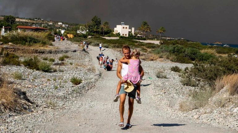 Greek filotimo praised amid fire emergency on Rhodes