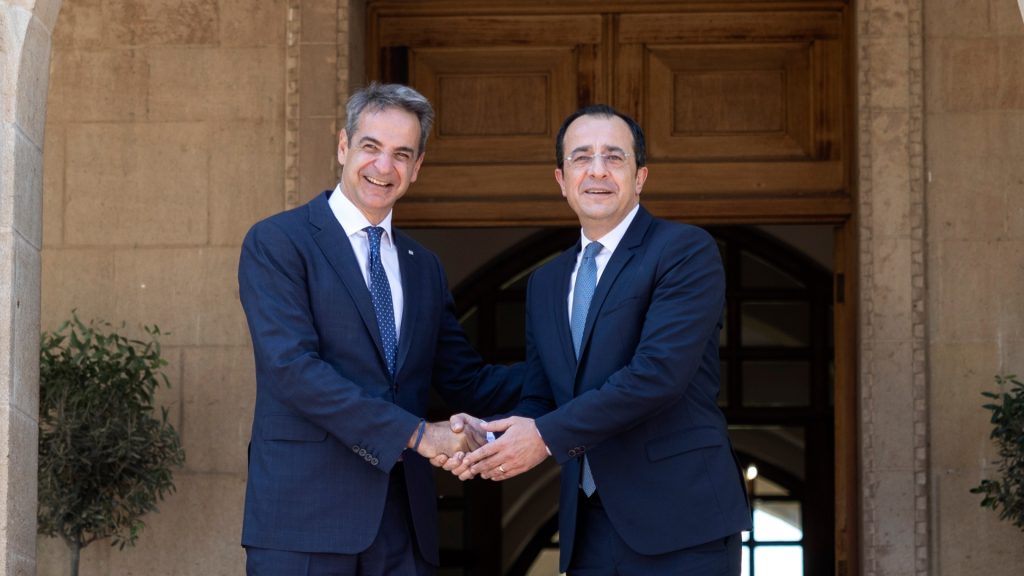 Greek Prime Minister Kyriakos Mitsotakis (L) and Cyprus' President Nikos Christodoulides (R).