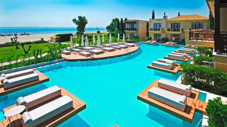 Greek hotel wins first prize in the ‘Blue Flag’ competition for 2023