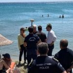 Authorities raid Tinos for illegal occupation of public beach space.