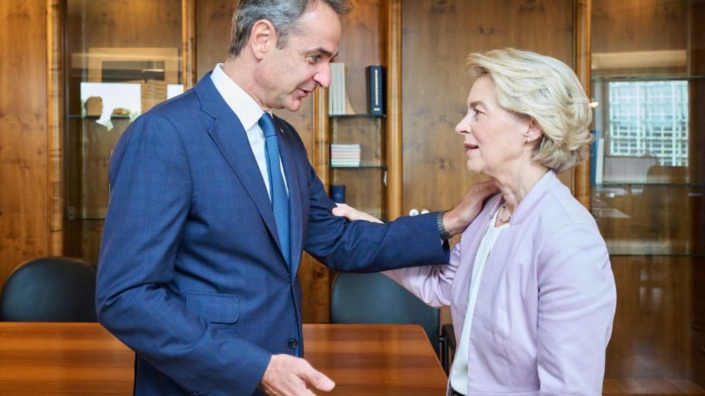 Greek Prime Minister Kyriakos Mitsotakis (L) and European Commission President Ursula von der Leyen (R). Photo: Ekathimerini.