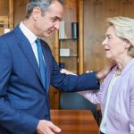 Greek Prime Minister Kyriakos Mitsotakis (L) and European Commission President Ursula von der Leyen (R).