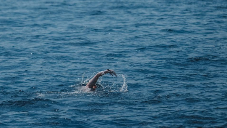 Man breaks world record by swimming in the Corinthian Sea