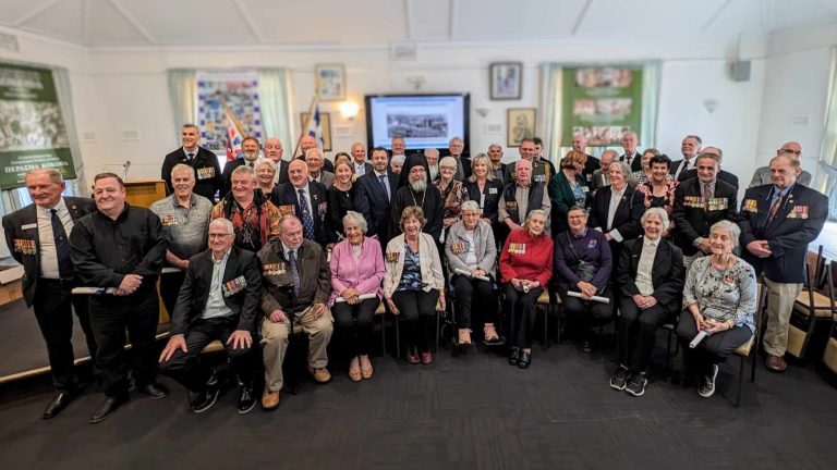 Medals of former WWII vets given to Australian families with Greek hearts