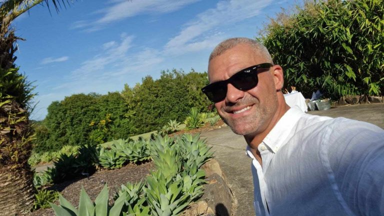 Surfing and the sea: Greek man recounts his first Christmas in Australia